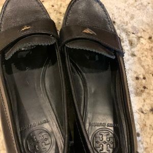 Tory Burch beautiful black loafer with the Tory Burch symbol in gold. Size 8 M.